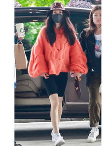 楊冪大玩混季穿搭,毛衣配健美褲,網友 看完想減肥